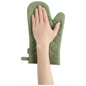 Perfectly sized at 7x12 inches, these oven mitts fit most hands comfortably.